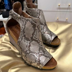 Super cute wedges in brown & gold snake print